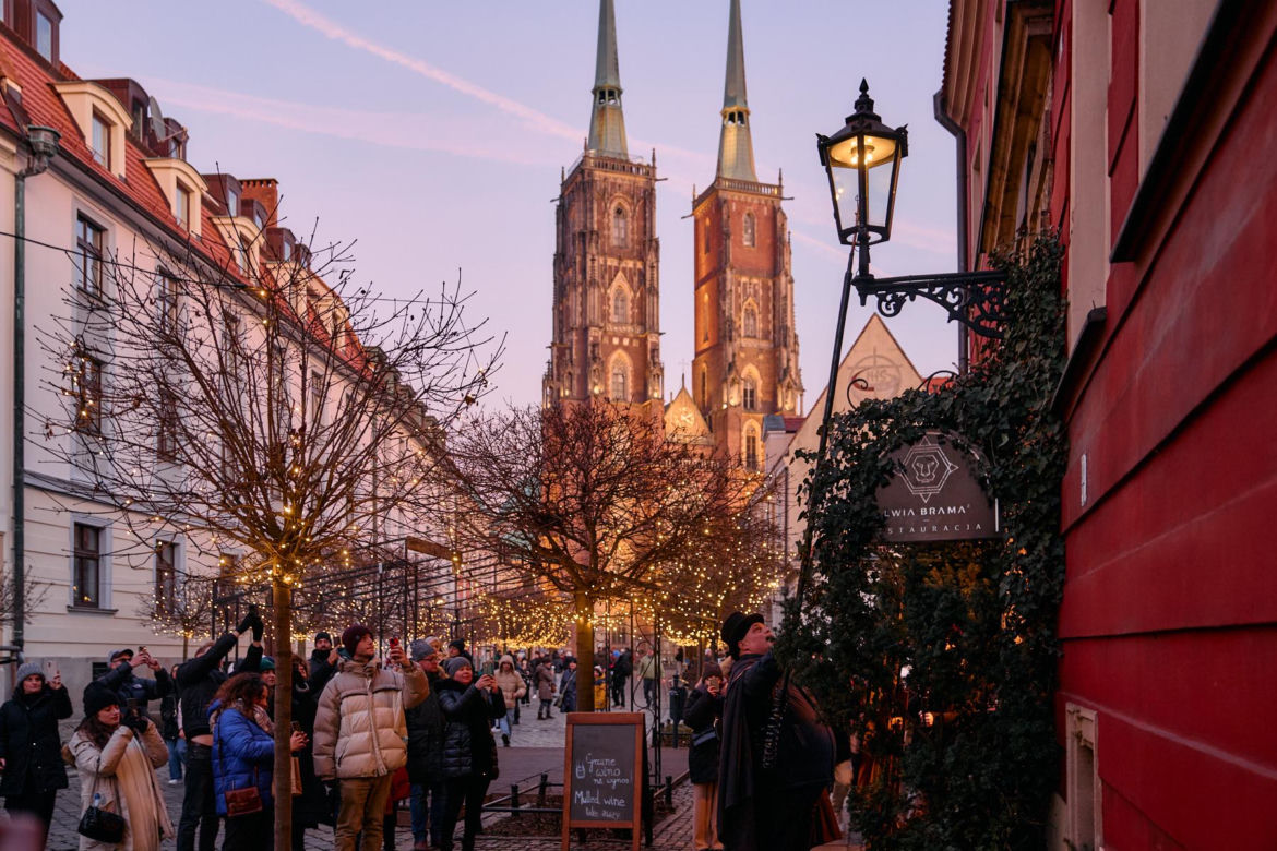 Wrocławski latarnik zapala 99 lamp gazowych