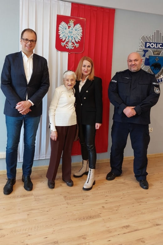 Policja podziękowała bohaterskiej 91-latce, która udaremniła napad na bank