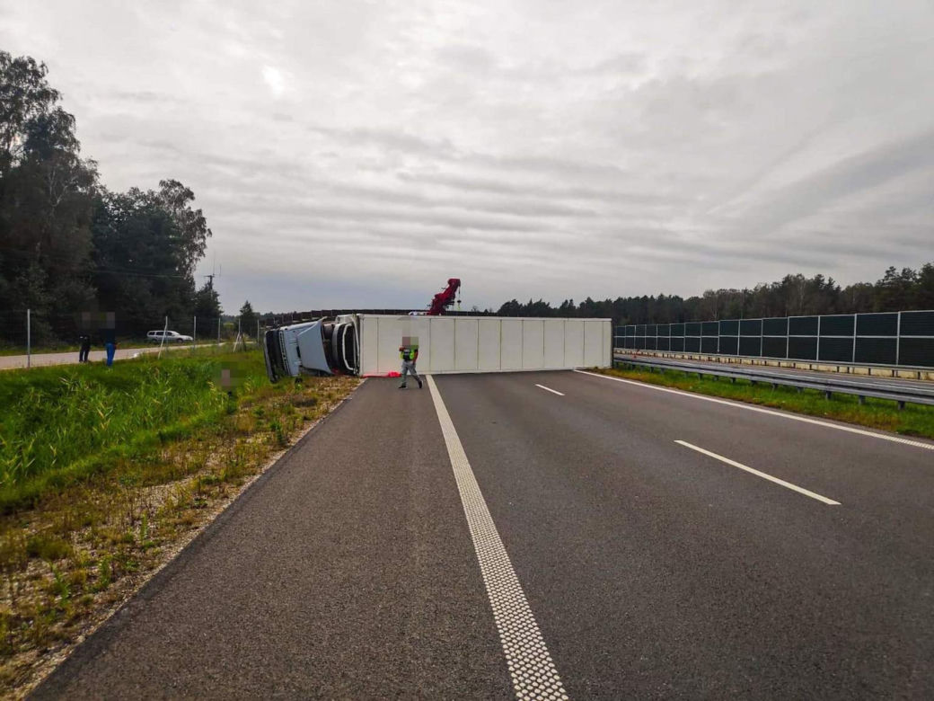 Jeżewo Stare: Wypadek na S8. Przewrócona ciężarówka-chłodnia blokuje drogę [ZDJĘCIA]