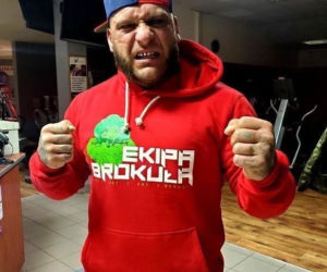 Popek dał prowadzić córce auto