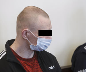 Spalili rodzinę, stanęli przed sądem