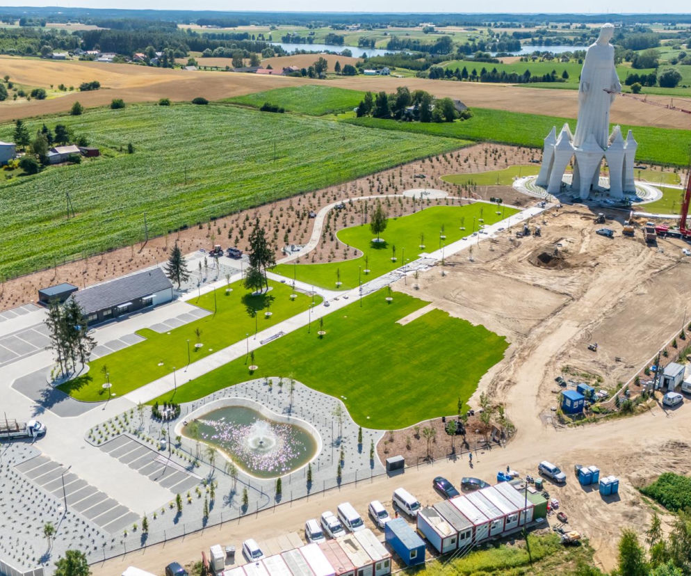 Plac budowy pomnika Matki Boskiej w Konotopiu widziany z lotu ptaka. O szczegółach inwestycji przeczytasz na Architektura.