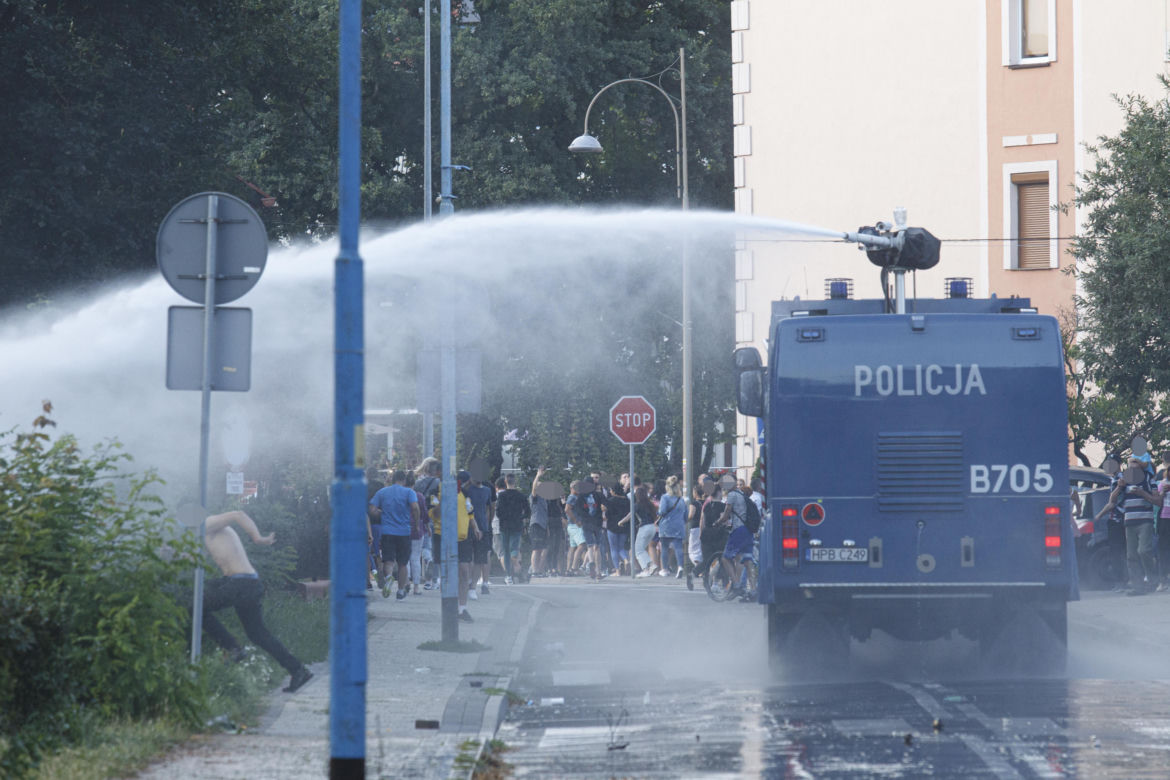 PILNE! Zamieszki w Lubinie! Tłum zaatakował komendę policji! 
