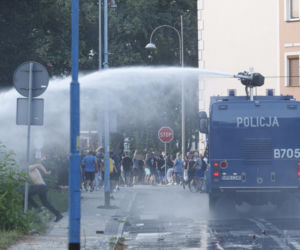PILNE! Zamieszki w Lubinie! Tłum zaatakował komendę policji! 