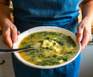 Zupa ziemniaczana z jarmużem i czosnkiem – prosta jak u mamy, ale z charakterem