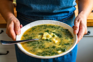 Zupa ziemniaczana z jarmużem i czosnkiem – prosta jak u mamy, ale z charakterem