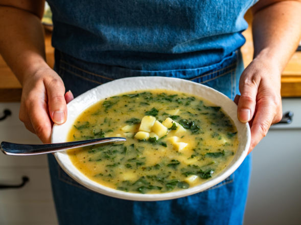 Zupa ziemniaczana z jarmużem i czosnkiem – prosta jak u mamy, ale z charakterem