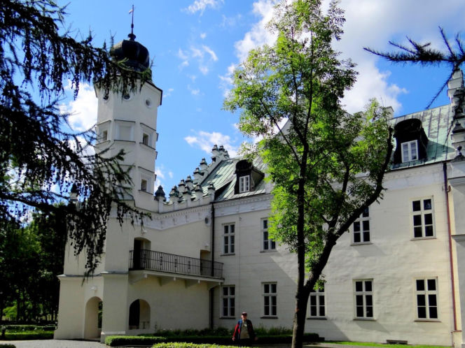 Jeden z najpiękniejszych pałaców znajduje się w województwie łódzkim. Jest dumą średniowiecznego miasta