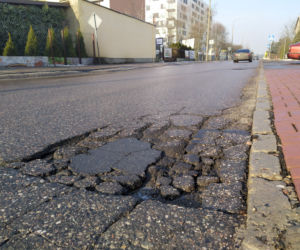 Siedleckie drogi niczym szwajcarski ser – kierowcy narzekają na stan dróg po zimie