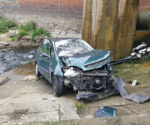 Auto przebiło barierki i wleciało do ujścia Trynki do Wisły w Grudziądzu