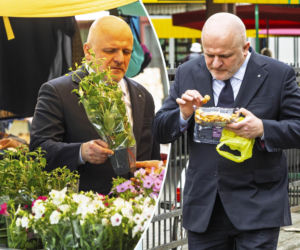 Paweł Kowal buszował na bazarku. Znalazł nowe okazy do swojej kolekcji!