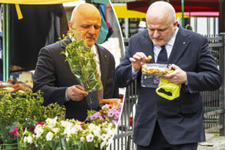 Paweł Kowal buszował na bazarku. Znalazł nowe okazy do swojej kolekcji!