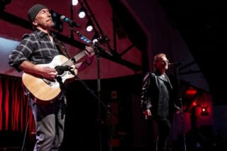 U2 otrzymali prestiżową nagrodę. Występ akustyczny Bono i The Edge'a w całości jest już dostępny w sieci 