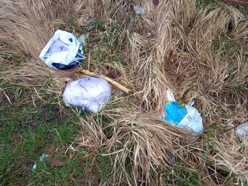Dzikie wysypisko na terenie po dawnym kinie