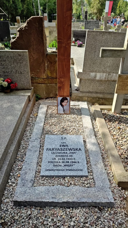 Kolorowe portrety powstańców warszawskich na ich nagrobkach