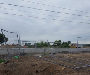 Opóźnia się termin otwarcia przejazdu kolejowego przy ul. Henrykowskiej w Lesznie