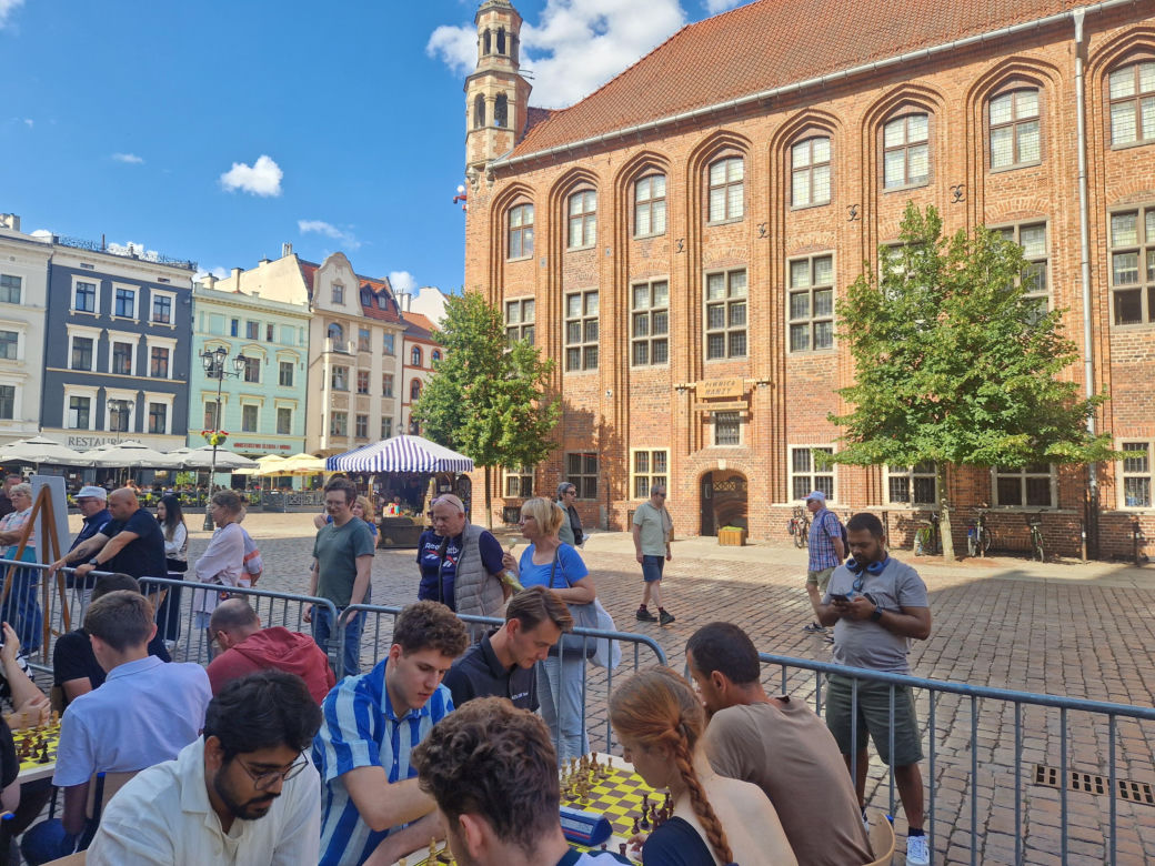 Szachiści opanowali centrum Torunia. Turniej błyskawiczny na Rynku Staromiejskim
