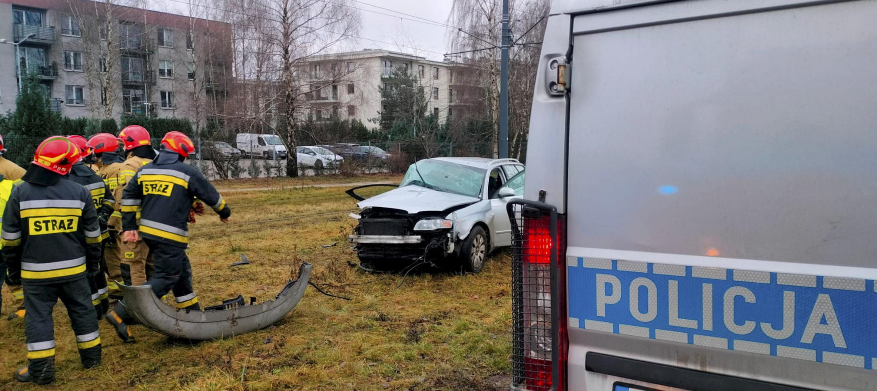 Koszmarny wypadek w Łodzi. Tramwaj i osobówka zderzyły się na Hetmańskiej [ZDJĘCIA].