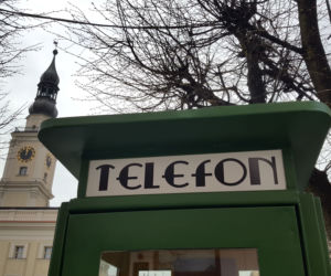 Przy wejściu na Rynek w Lesznie stanęła budka telefoniczna