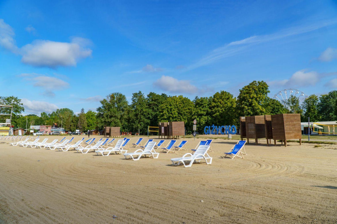 Darmowe leżaki i hamaki na plaży miejskiej w Giżycku. Zobacz zdjęcia