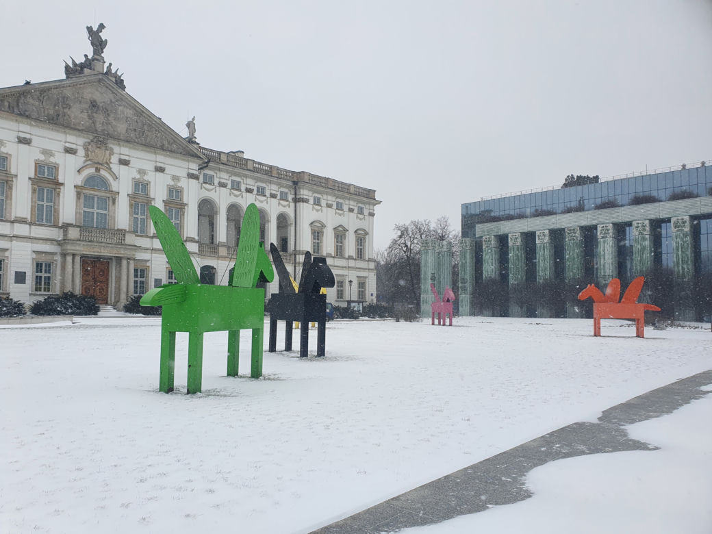 Zima w Warszawie. Zasypane chodniki, ulice, place [GALERIA]