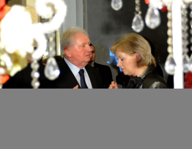 Andrzej Turski i jego nowa przyjaciółka Małgorzata Jedzą z jednego talerza