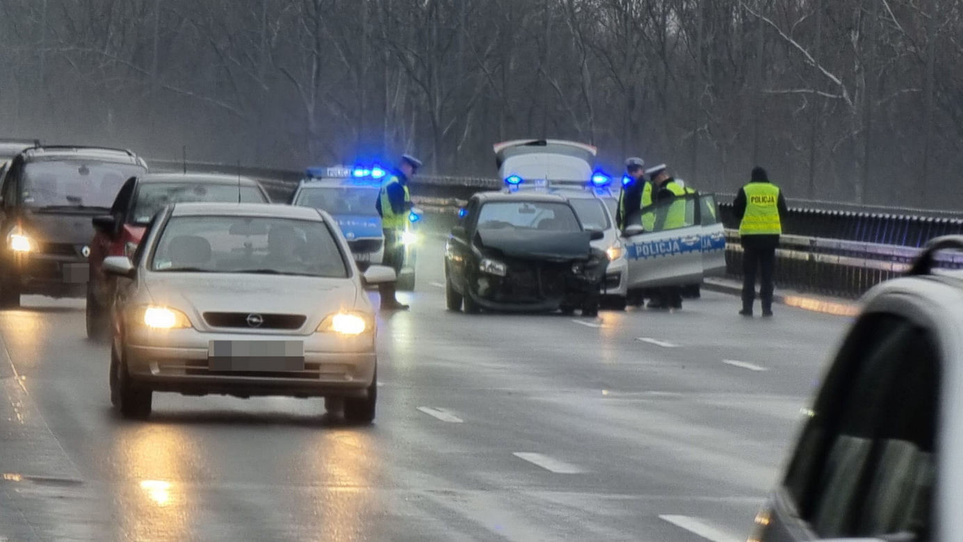 Nissanem huknął w bariery na Wisłostradzie. On był po metaamfetaminie, jego pasażera poszukiwała policja