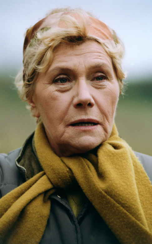 Teresa Lipowska (Barbara) na planie "M jak miłość" w lutym 2002 roku