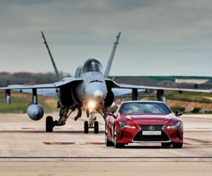 Lexus LC 500 ściga się z myśliwcem F-18