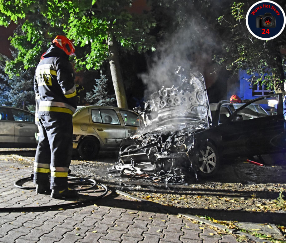 Mercedes płonął jak pochodnia. Pożar auta na Woli