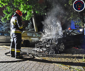 Mercedes płonął jak pochodnia. Pożar auta na Woli