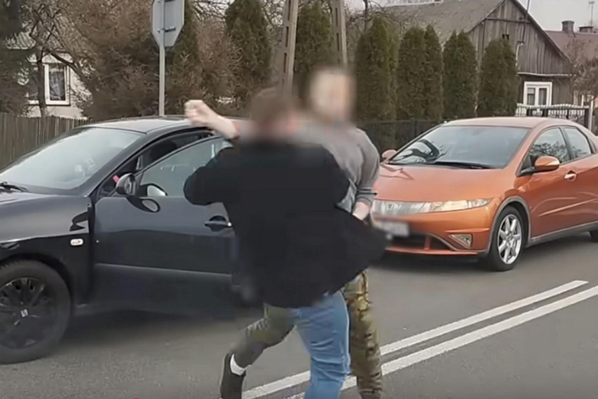 Do sieci trafiło szokujące nagranie. Brutalna bójka kierowców. Przez kilka minut kopali się na oczach świadków