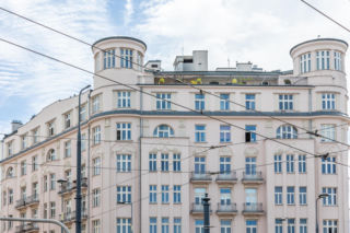 Wystrojona w blady róż i biel. To tutaj piło się kawę z oszałamiającym widokiem na miasto. Spójrz w górę, taras wciąż tam jest