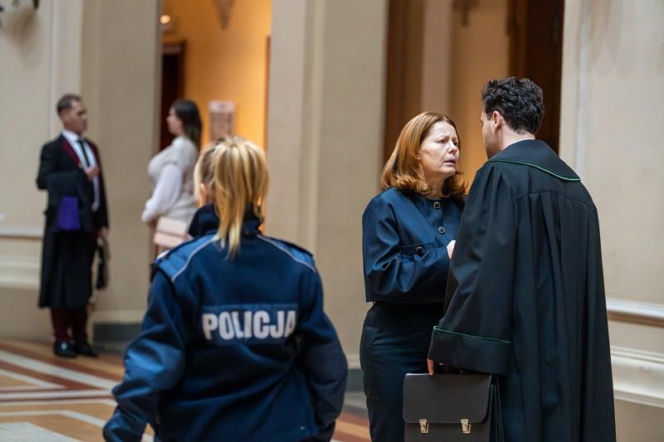 Pierwsza miłość, odcinek 4157: Fani opłakują Mateusza. Marta jako jedyna wie, że urna jest pusta