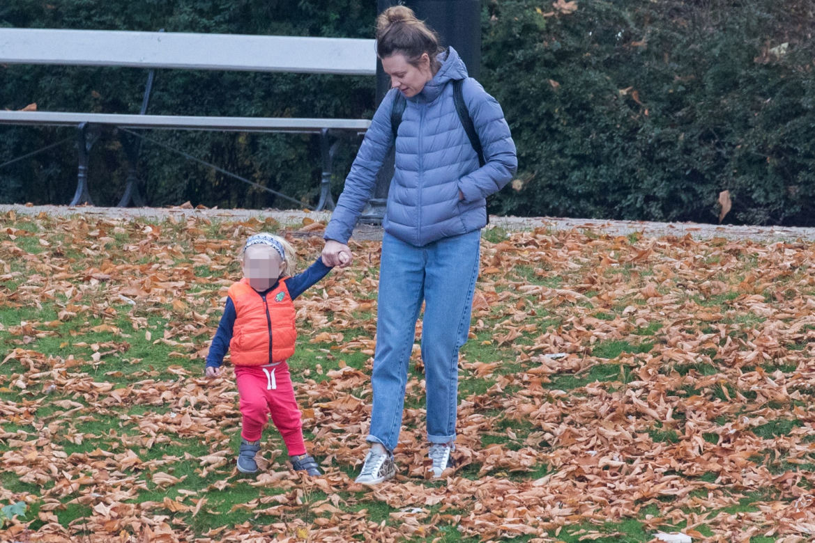 Magdalena Boczarska z dzieckiem na spacerze 