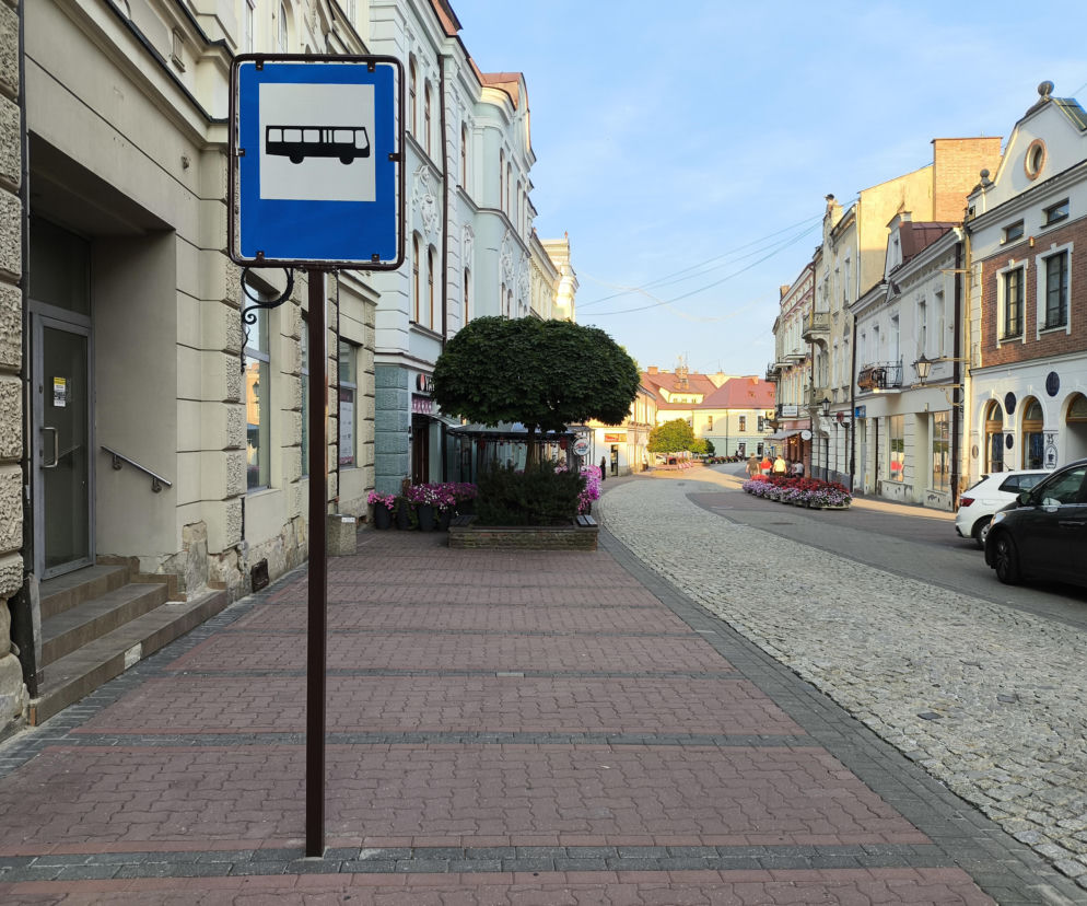 Znak przystanku autobusowego przy brukowanej ulicy Wałowej w Tarnowie. O nowej linii 55 przeczytasz w Eska Tarnów.