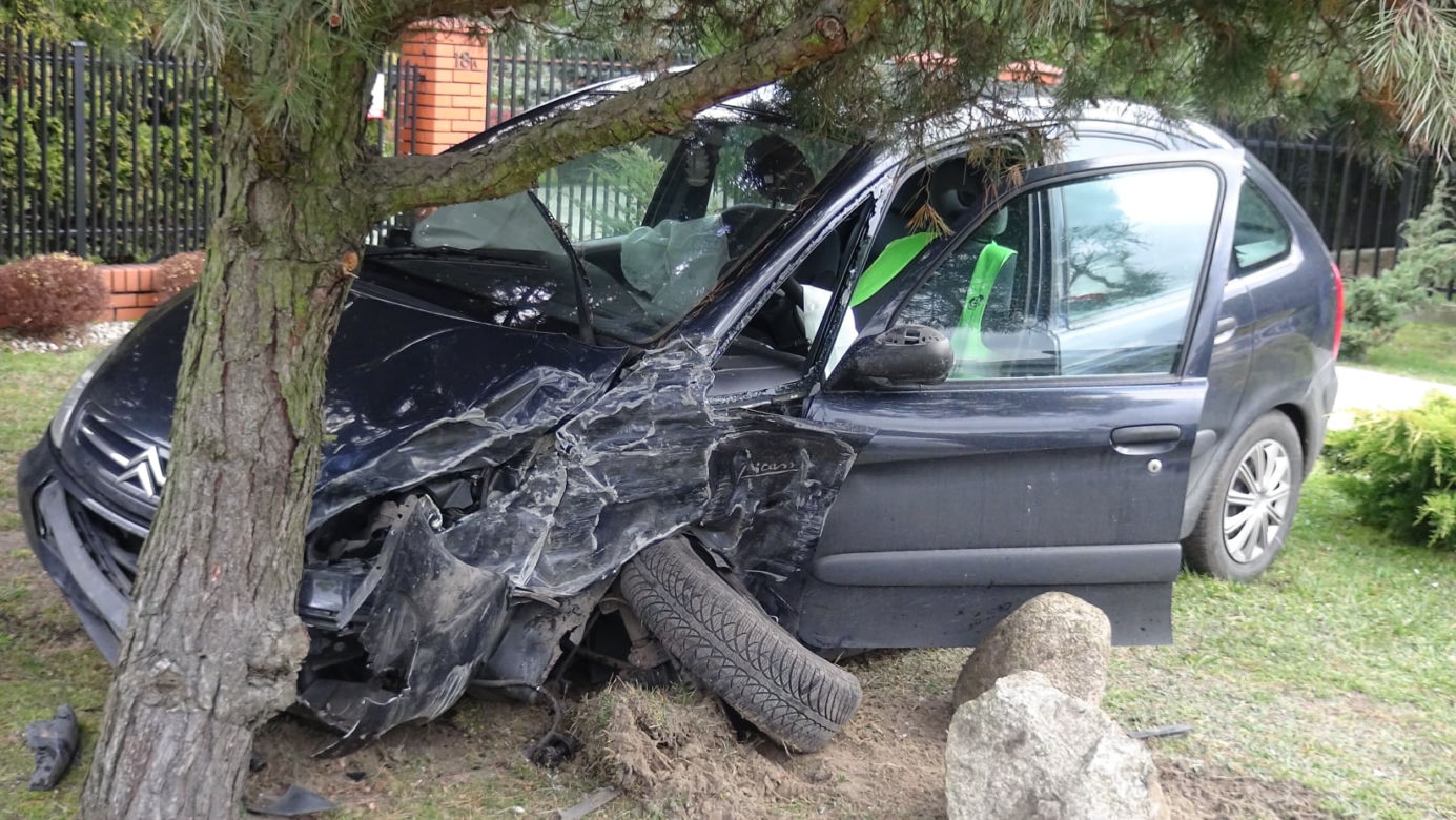 Kompletnie pijany rozbił się citroenem