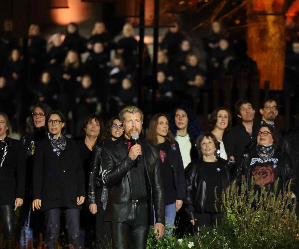 Chór Ocalałych upamiętnił zmarłych w zamachu na koncercie Eagles of Death Metal z 2015 roku. Dołączył Jesse Hughes