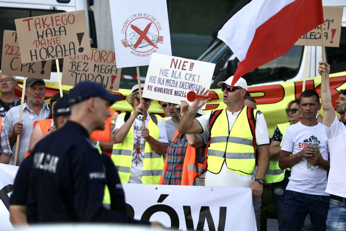 Rolnicy w stolicy przeciwko CPK. Protest przy dworcu zachodnim przed siedzibą spółki