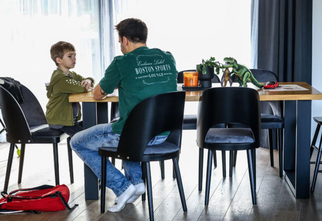 "Szpital św. Anny", odcinek 95: Maciek ma problemy wychowawcze z synem Olkiem. Chłopiec staje się agresywny w szkole i zakłóca lekcje