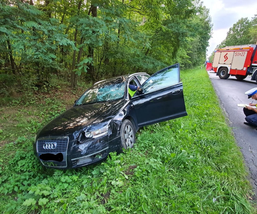 KOSZMARNY wypadek na Gidelskiej w Radomsku. Rozwerzystka zmieciona z drogi przez audi