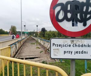 Niszczejąca kładka pomiędzy Dużym i Małym Jeziorakiem w Iławie