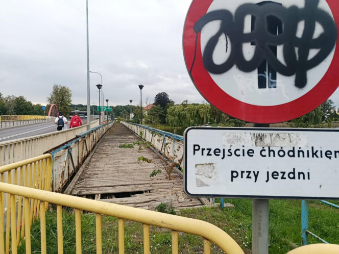 Niszczejąca kładka pomiędzy Dużym i Małym Jeziorakiem w Iławie