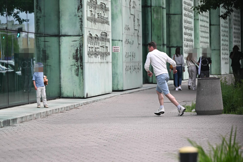 Filip Gurłacz na spacerze z żoną i synem. Nie zwalczył nałogu 