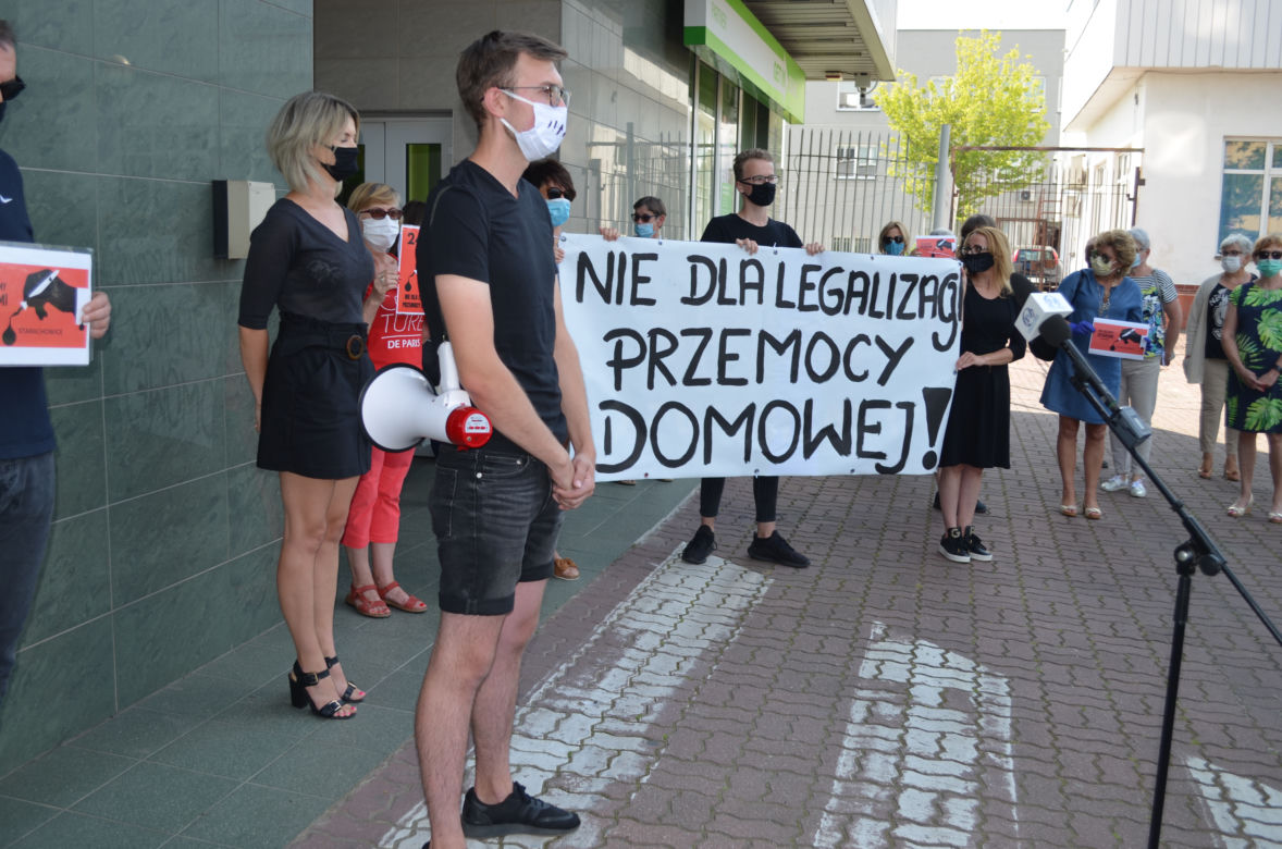 Protest przed biurem starachowickiego posła PiS
