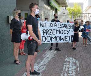 Protest przed biurem starachowickiego posła PiS
