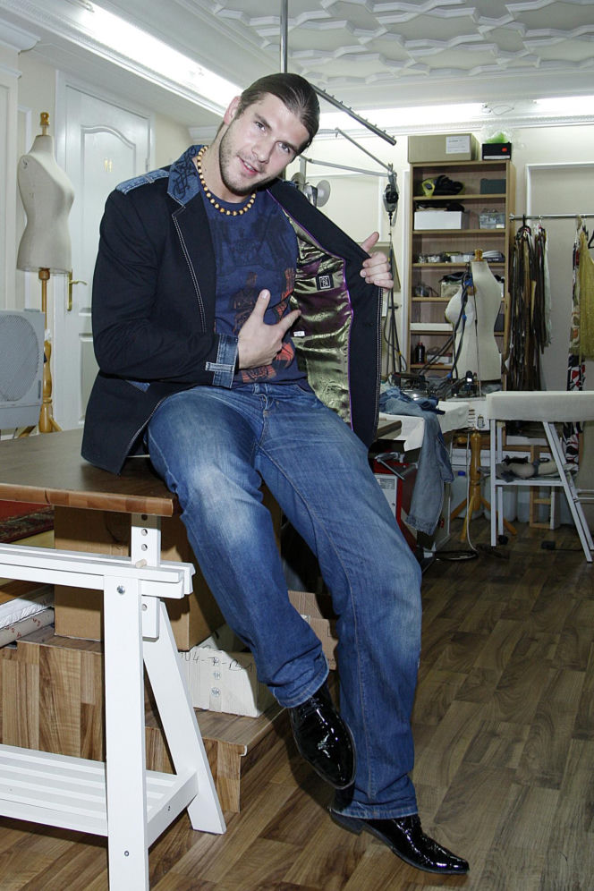 Piotr Adamski zasłynął jako "polski hydraulik". Dziś jest modelem plus size!