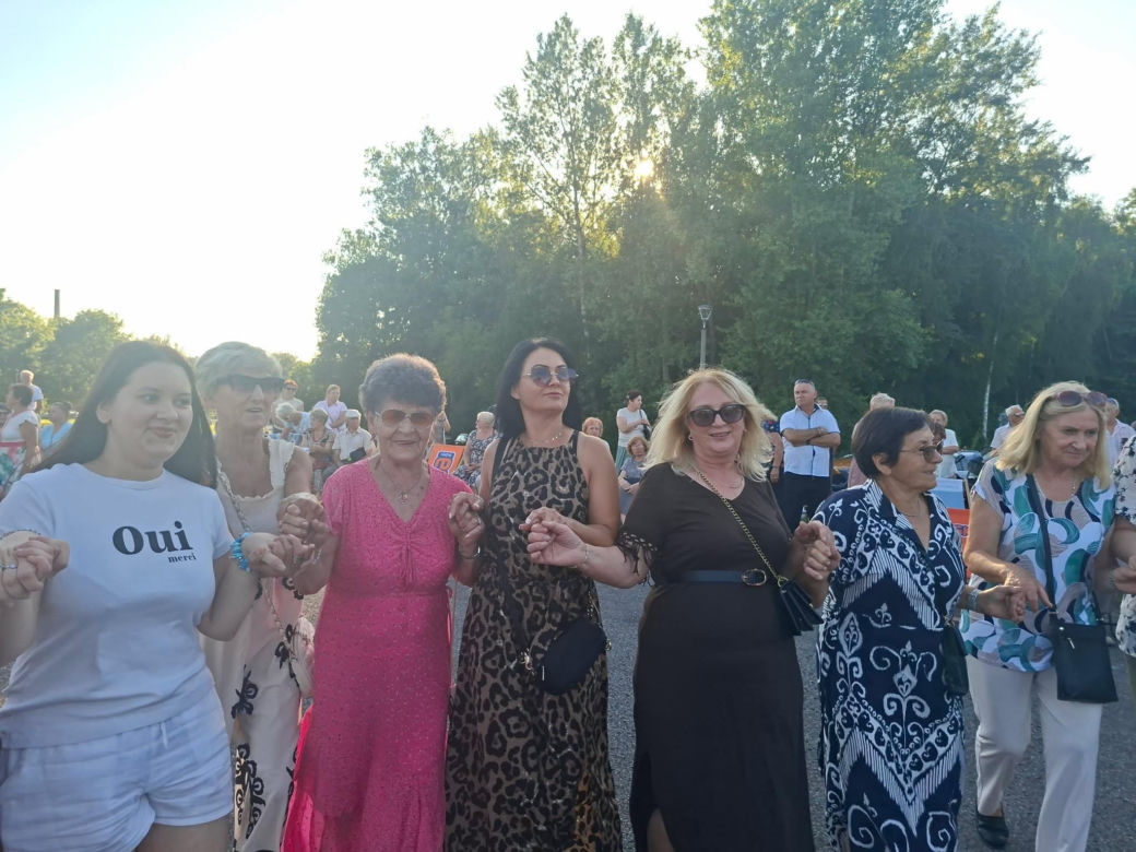 Gorący letni wieczór w Starachowicach! Międzypokoleniowa potańcówka opanowała Szlakowisko [FOTORELACJA]