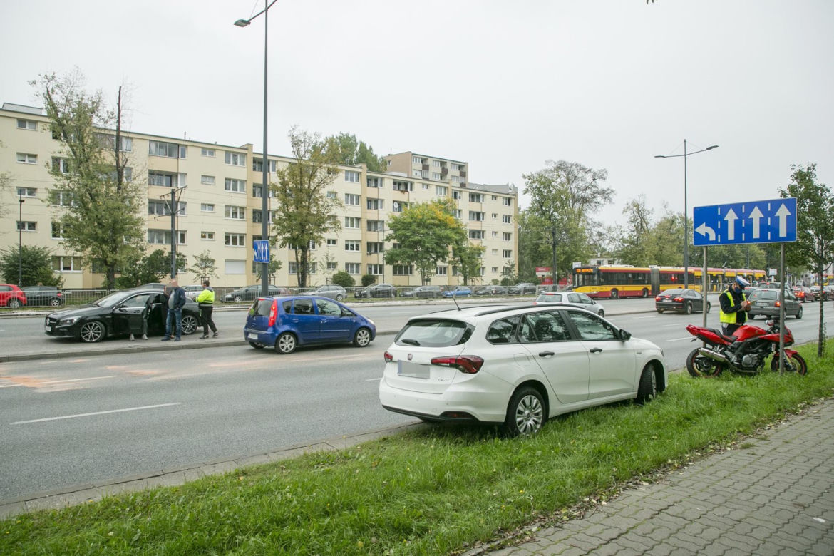 Motocyklista runął na jezdnię