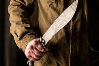 Horror pod Warszawą. 26-latek pociął maczetami dwóch mężczyzn